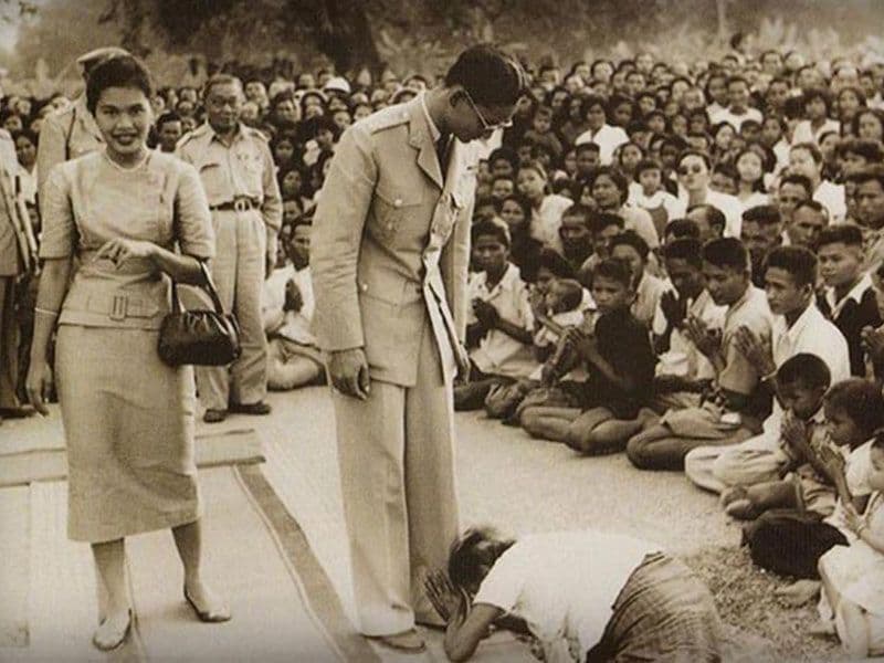 bhumibol_prostration_1.jpg