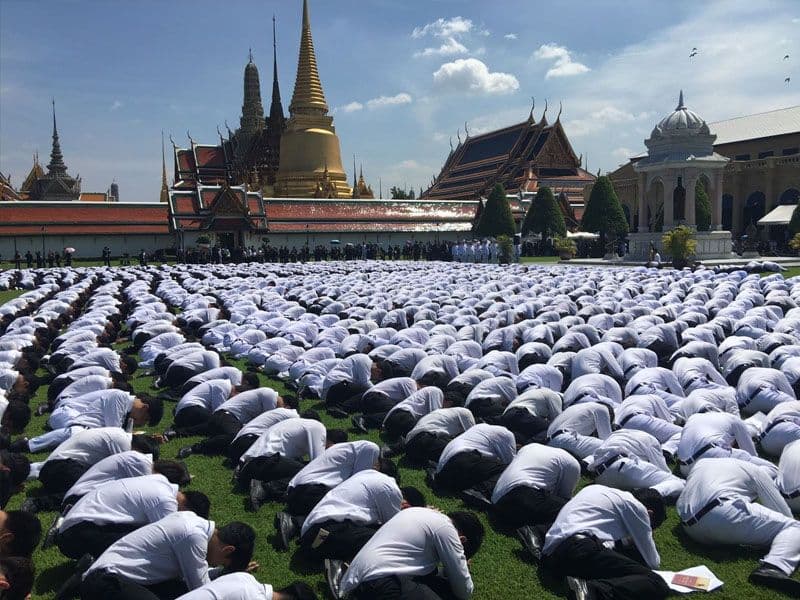 bhumibol_prostration_2.jpg